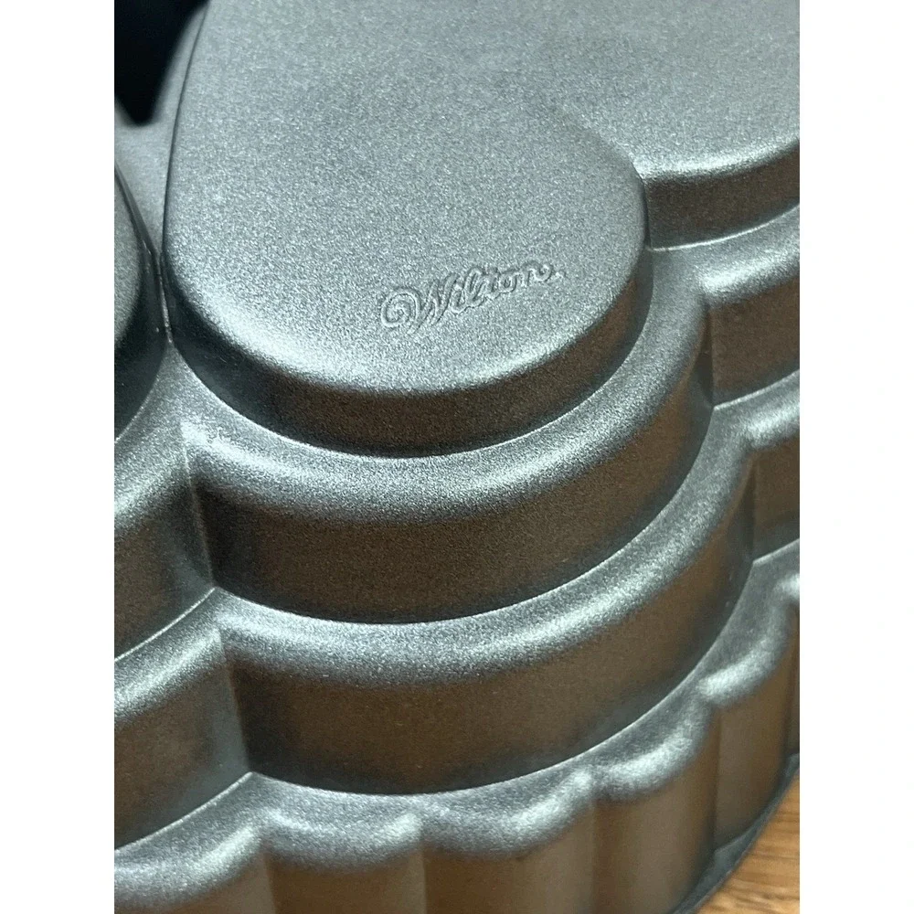 Wilton Queen of Hearts Bundt Cake Pan Cast Aluminum Nonstick 10 Cup Cake Mold